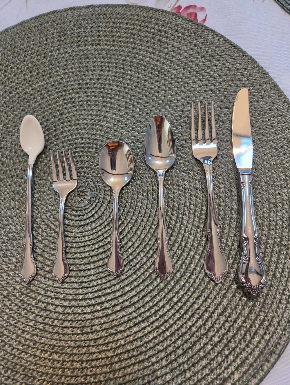 Oneida Silver Flatware Place Setting with Cream Accent Spoon